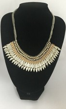 COLLIER/ PECTORAL/ PLUMES EN