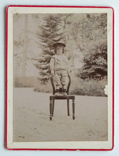 Garçon, enfant debout chaise