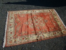 TAPIS D' ORIENT A MOTIFS FLORAUX EPOQUE XXème EN LAINE (FAIT MAIN) (R1)