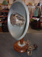 joli radiateur parabolique sans marque , pied en bois