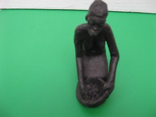Figurine Africaine femme aux seins nus en fonte , 1989