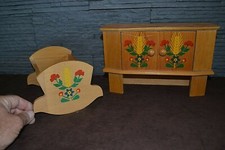 Berceau de poupée et bahut ou buffet en bois vernis en peint (Jouet années 50)