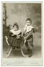 PHOTO CABINET St Étienne Crozet & Roule, une fratrie pose panier costume marin