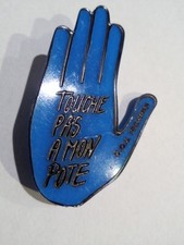 Broche Badge Touche Pas À Mon Pote, Vintage SOS Racisme Coluche Renaud Enfoirés 