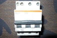 DISJONCTEUR TETRAPOLAIRE 32A COURBE D. MERLIN GERIN DT40 32AMPERES PC.6KA 4POLES