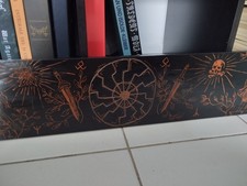 Fresque identitaire mystique – Œuvre symbolique gravée et peinte à la main