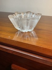 BAGUIER EN VERRE MOULÉ BLANC SIGNÉ PIERRE D'AVESN MODÈLE ÉCORCE . STYLE ART DÉCO