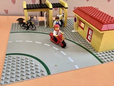 Lego System.Ref  6999. Cycle Fix It Shop + Plaque Route. 1987
