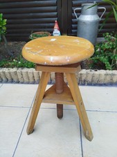 Tabourets à vis tripode