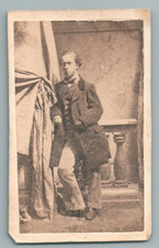 CDV PHOTO PRIMITIVE D'UN HOMME POSANT POUR SEMAH PALAIS ROYAL PARIS CARTE VISITE