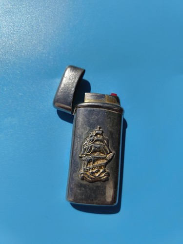 Ancien briquet publicitaire - , à