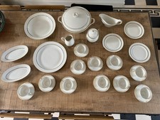 Grand service en porcelaine de la marque Lourioux - 33 pièces - Parfait état