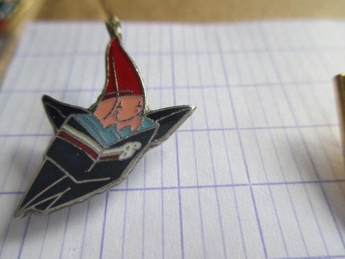Pin mascotte saut - pin's,