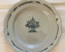 Grand plat creux et rond ,en faïence de Rouen ,cul noir ,décor au panier 