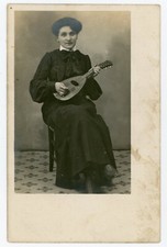 CARTE PHOTO, une femme pose avec une mandoline instrument musique musicienne