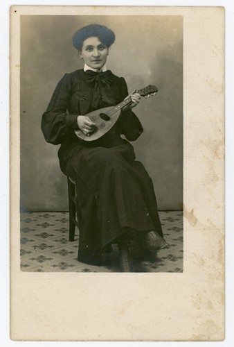 Carte photo une femme pose - une,