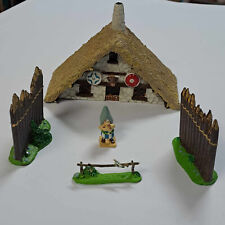 L12 Village Asterix Atlas 5p : maison de Abraracourcix,Obelix & menhir, barrière