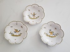 3 petites assiettes décor Moustiers festonnées signées