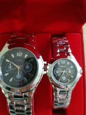 2 montres (homme et femme) neuves à quartz genre sport dans un coffret