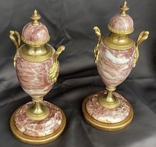 Paire de pots couverts marbre