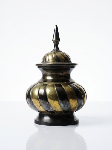 Pot couvert laiton torsadé - en,