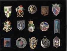 ARTHUS BERTRAND COLLECTION ATLAS PUCELLE BROCHE EPINGLETTE INSIGNE MILITAIRE