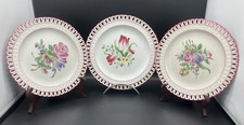 Lot de 3 assiettes ajourées KG Lunéville à décor floral, vers 1900