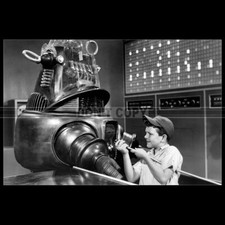 Photo F.028580 RICHARD EYER & ROBBY THE ROBOT (THE INVISIBLE BOY) 1957