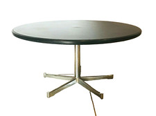table basse année 50 piètement chrome plateau bois noir  . XX siècle.
