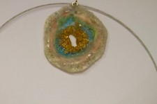 pendentif fait main géode forme ovale nacré  blanc vert bleu or 5 cm*5 cm