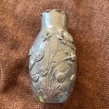 Vase en étain Art Déco, signé NUJ , décor branches de roses , h. 13 cm