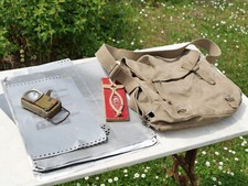 GUERRE ALGÉRIE - Lot lampe - sac M1950 et journal original sur plaque métallique