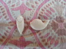 Lot de 2 anciennes fèves en plastique