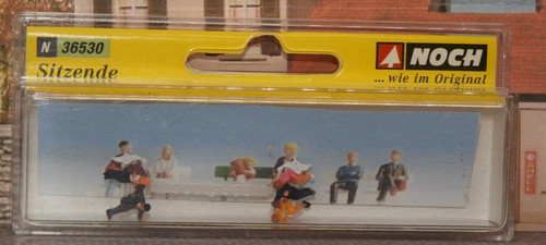 Noch personnages assis sur - assis,