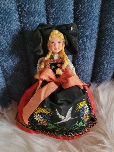 Petite poupée folklorique - petite,