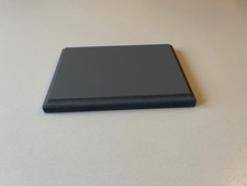 socle peint en gris foncé