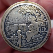 ancien hochet en argent massif à décor d'ange joueur de cornemuse et son chien