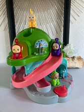 425⚜️ Jouet La Maison Teletubbies et les 4 Figurines Tomy Hauteur 29 Cm