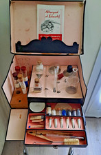 ANCIENNE     BOITE DE JEU LE JEUNE CHIMISTE   ASSEZ COMPLETE