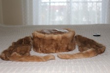 Toque et sur col assorti en