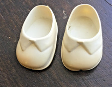 ANCIENNE PAIRE DE CHAUSSURES blanches POUR POUPEE BELLA,RAYNAL,GEGE OU AUTRES