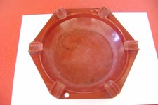 objet ancien ,ancien cendrier en metal de bureau d atelier ou d usine .