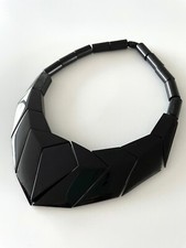 SPECTACULAIRE COLLIER ISADORA PARIS VINTAGE 1980 EN GALALITHE NOIR À CHEVRONS