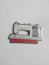 Pin's Couturier Toyota , Machine A Coudre ,  Mode Vêtements