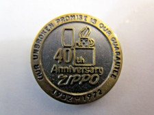 PIN'S  BRIQUET  ZIPPO  / 2 cm  /40e Annivers   Inscrit au dos :  MADE  IN  USA 2