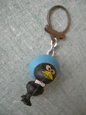PORTE CLEF : CANARD OISEAU NOIR AVEC BOB BLEU ET NŒUD PAPILLON 