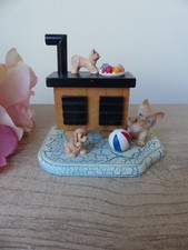 Figurine chats et chien espiègles sur cuisinière en bois, déco maison de poupée