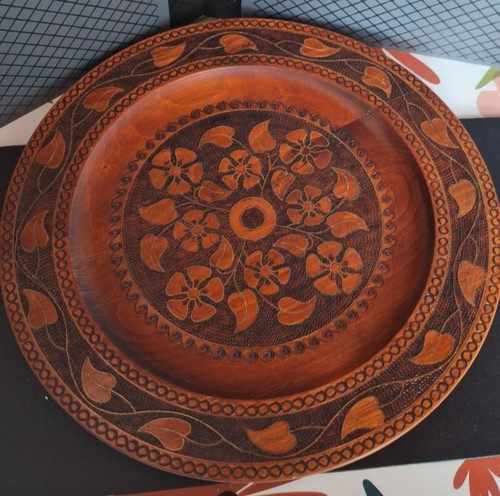 Assiette bois sculpté - en,