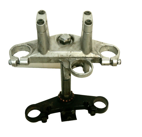 Plaque inférieure fourche - +,