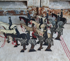 ANCIENS JOUETS EN TOLE PLAT PEINT CHEVAUX ET CAVALIERS ARMEE